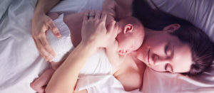 mãe segurando seu bebê recém nascido
