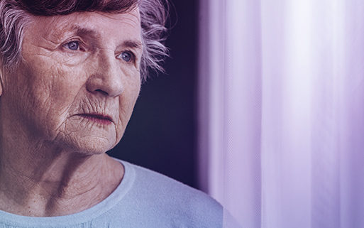Senhora com Alzheimer olhando pela janela